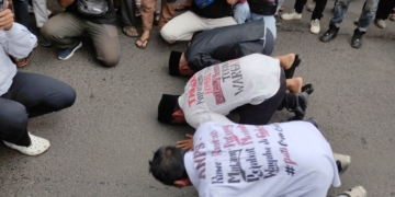 Rayakan “Kebebasan”, Botok Cs Longmarch dan Sujud Syukur di Alun-Alun Pati