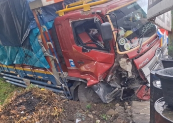 Minibus Hantam Truk Tronton di Pantura Kudus, 2 Orang Dilarikan ke Rumah Sakit