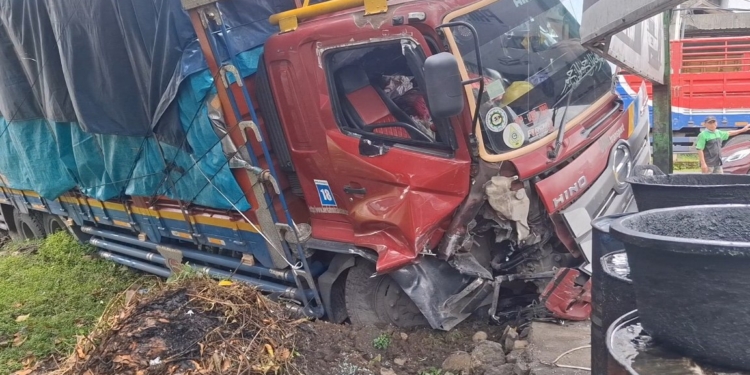 Minibus Hantam Truk Tronton di Pantura Kudus, 2 Orang Dilarikan ke Rumah Sakit