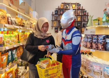 Unik, “Ultraman” di Rembang Pasarkan Hampers Lebaran