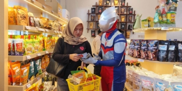 Unik, “Ultraman” di Rembang Pasarkan Hampers Lebaran