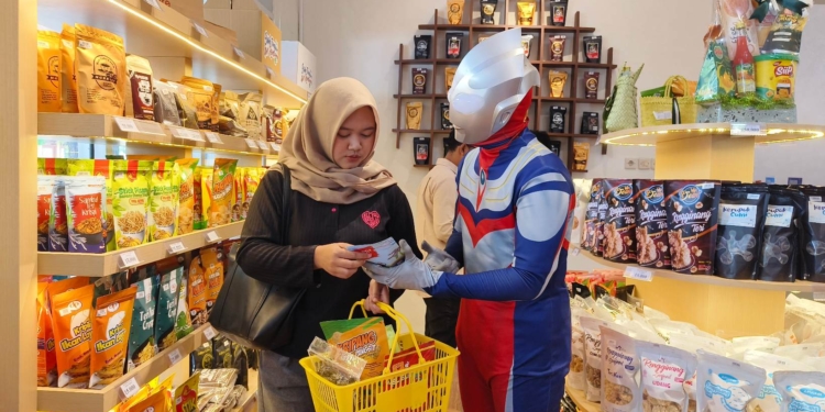 Unik, “Ultraman” di Rembang Pasarkan Hampers Lebaran