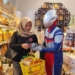 Unik, “Ultraman” di Rembang Pasarkan Hampers Lebaran