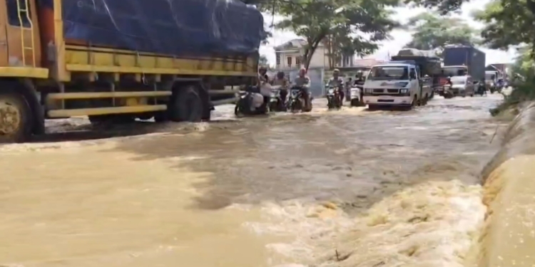 Banjir Kembali Rendam Pantura Pati-Rembang di Batangan, Lalu Lintas Sempat Padat