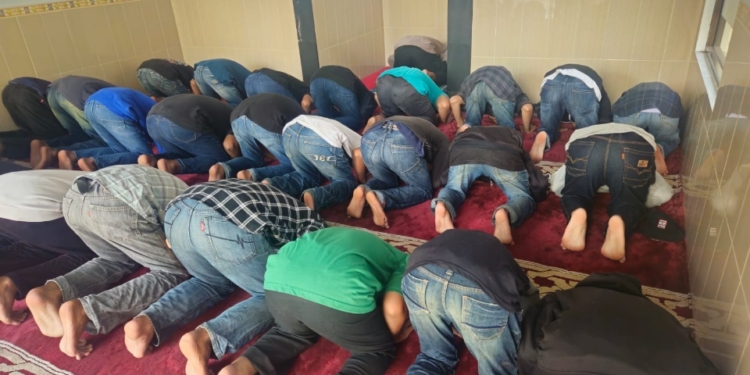 Puluhan Remaja yang Terlibat Tawuran Diajak Salat Taubat di Mapolsek Kudus Kota