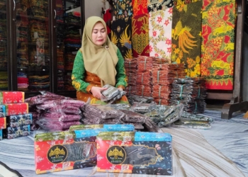 Sarung Batik Rahatu Pati Jadi Primadona Hampers Lebaran, Sampai Kewalahan