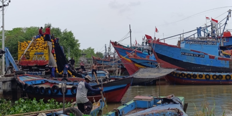 Ratusan Kapal Nelayan Mulai Padati Sungai Juwana Jelang Lebaran