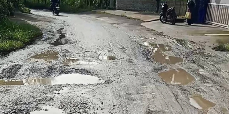 Warga Keluhkan Jalan Rusak, Anggota DPRD Rembang Minta Maaf