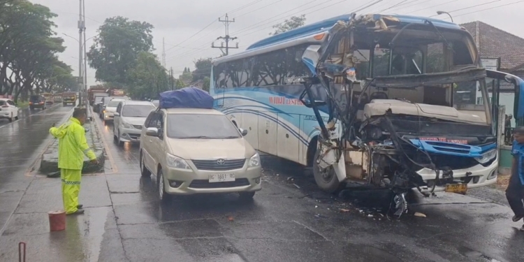 Bus Widji Lestari Hantam Tronton di Pantura Demak: Sopir Terjepit, 7 Orang Luka-luka