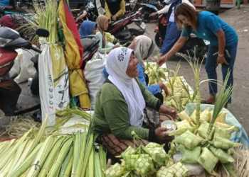 Jelang Kupatan, Penjual Janur di Pasar Juwana Baru Pati Sepi Pembeli