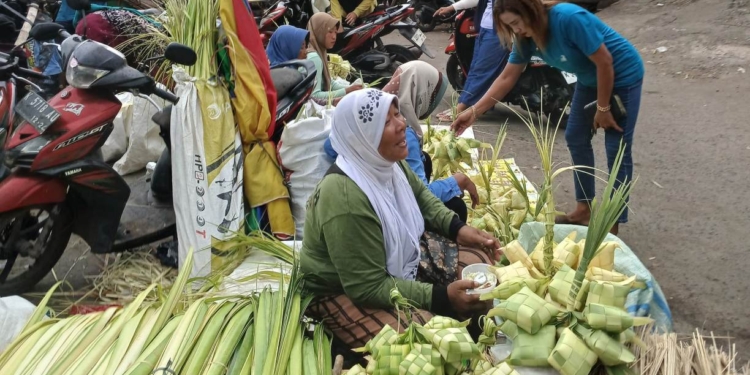 Jelang Kupatan, Penjual Janur di Pasar Juwana Baru Pati Sepi Pembeli