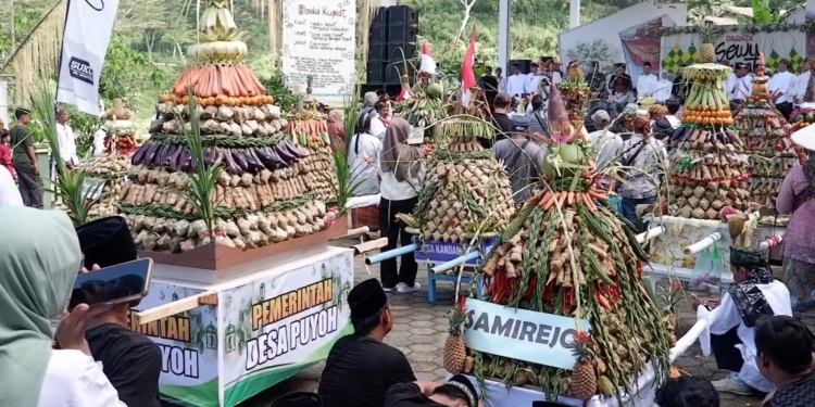 Ribuan Warga Ngalap Berkah di Tradisi Sewu Kupat Muria di Colo Kudus
