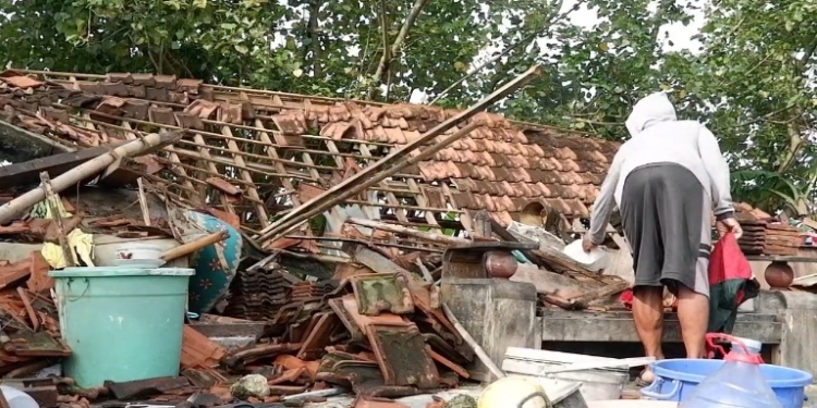 Puting Beliung Terjang Kudus: 395 Rumah Rusak, 2 Lansia Dilarikan ke RS