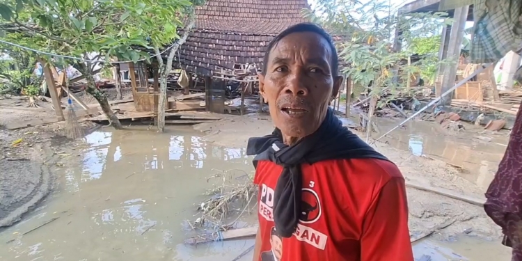 Nestapa Korban Banjir Trimulyo Demak: Dikepung Lumpur, Krisis Air, Menanti Bantuan