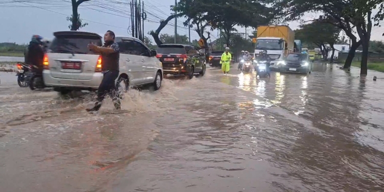 Banjir Genangi Pantura Kudus-Pati di Jekulo, Lalu Lintas Sempat Macet