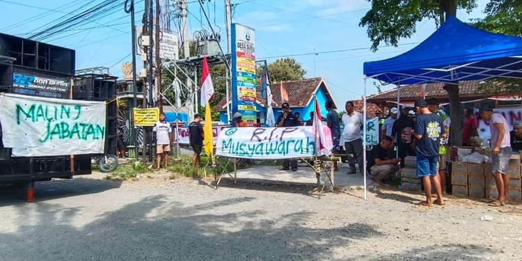 Protes Warga Berhasil, Seleksi Perangkat Desa Sumber Rembang Ditunda