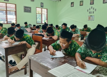 Sambut Hari Kartini, Santri MA NU TBS Kudus Tulis Surat untuk Ibu