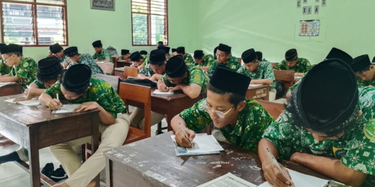 Sambut Hari Kartini, Santri MA NU TBS Kudus Tulis Surat untuk Ibu