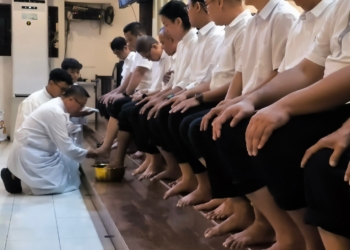 ​Simbol Pelayanan di Balik Basuh Kaki saat Kamis Putih di Gereja St. Yohanes Kudus