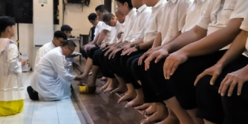 ​Simbol Pelayanan di Balik Basuh Kaki saat Kamis Putih di Gereja St. Yohanes Kudus