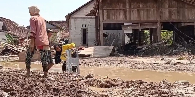 Memungut Sisa Asa di Balik Lumpur Slondoko: Potret Warga Demak Pasca-Banjir Bandang