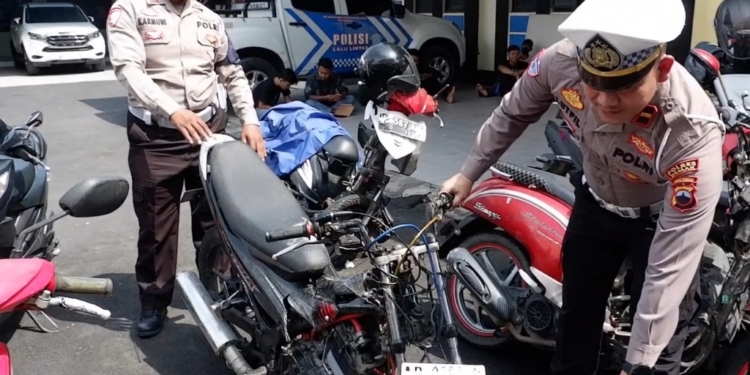 Gagal Menyalip, Pemuda di Demak Tewas Terlindas Truk Trailer