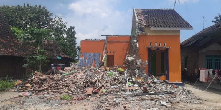 Mantan Istri Dilamar, Pria di Karangawen Pati Robohkan Rumah Pakai Ekskavator