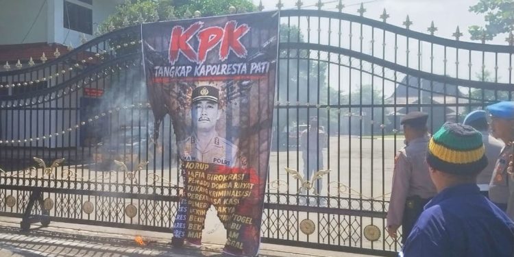 Foto Kapolresta Pati Dibakar saat Demo Tambang, JMPPK: Kami Tidak Undang AMPB