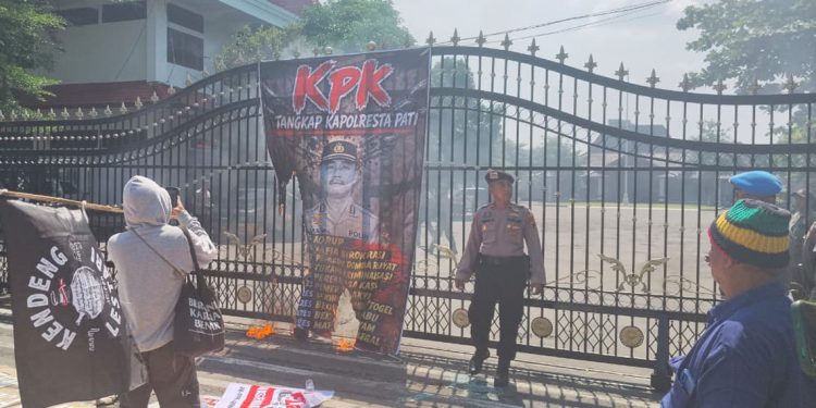 Aksi Bakar Foto Kapolresta Pati Warnai Demo Tambang, JMPPK Sebut Tak Ada di Agenda