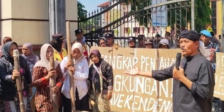 Aktivis Kendeng Sebut Pajak Tambang Pati Bahkan Tak Cukup untuk Perbaiki Jalan Rusak