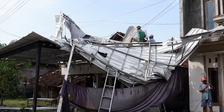 Puting Beliung Mengamuk di Dempet Demak, Puluhan Rumah Rusak