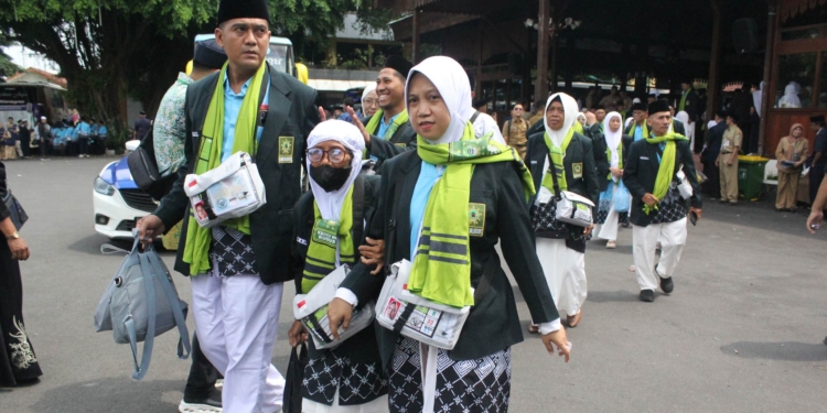Lepas Kloter 41, Bupati Kudus Doakan Jamaah Menjadi Haji Mabrur