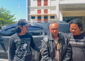 Tiba di Mapolresta Pati, Tersangka Asyhari Tertunduk Lesu dengan Tangan Terikat