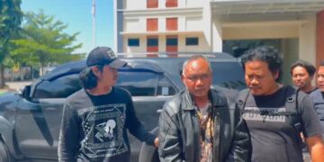 Tiba di Mapolresta Pati, Tersangka Asyhari Tertunduk Lesu dengan Tangan Terikat