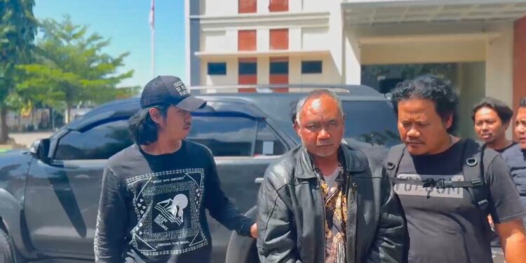 Tiba di Mapolresta Pati, Tersangka Asyhari Tertunduk Lesu dengan Tangan Terikat