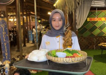Ayam Panggang Kaya Rempah Berpadu Pecel Pakis yang Bikin Nagih di Kajar Kudus
