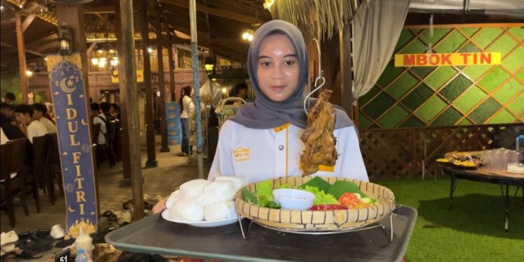 Ayam Panggang Kaya Rempah Berpadu Pecel Pakis yang Bikin Nagih di Kajar Kudus