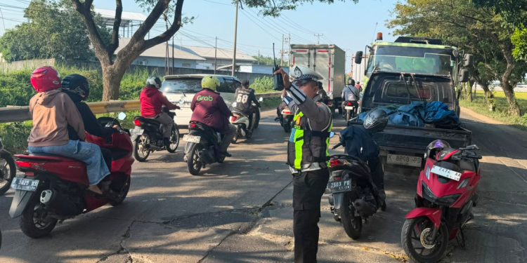 Truk Patah As Jadi Biang Kerok, Jalur Pati-Juwana Macet Parah Sejak Pagi