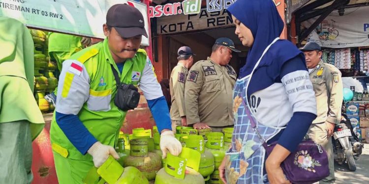 Jaga Ketersediaan Elpiji 3 Kg, Pemkab Rembang Gelar Operasi Pasar