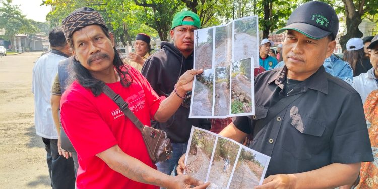 Jalan Rusak Tak Diperbaiki, Warga Tompegunung Protes ke Plt Bupati Pati