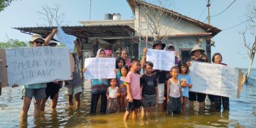 Warga Tunggulsari Pati Gelar Aksi Minta Presiden Prabowo Tangani Banjir Rob