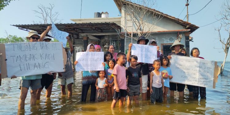 Warga Tunggulsari Pati Gelar Aksi Minta Presiden Prabowo Tangani Banjir Rob