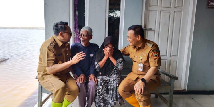 Tinjau Rob di Tunggulsari Pati, Gubernur Luthfi Siapkan Rp400 Juta untuk Perbaiki Tanggul