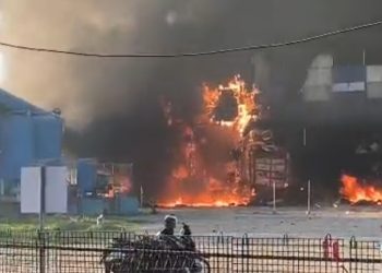 Pabrik Dua Putra Pati Terbakar Hebat, Belasan Damkar Diterjunkan