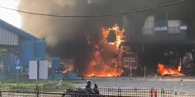Pabrik Dua Putra Pati Terbakar Hebat, Belasan Damkar Diterjunkan