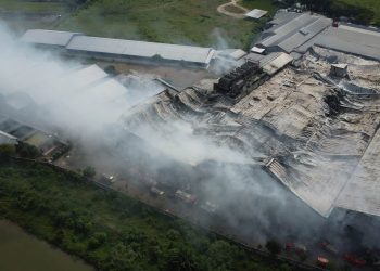 Update Kebakaran Pabrik Dua Putra Pati: 9 Jam Berlalu, 2 Titik Api Masih Berkobar