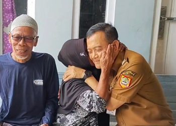 Momen Gubernur Luthfi Diciumi Warga Terdampak Banjir Rob Tunggulsari Pati