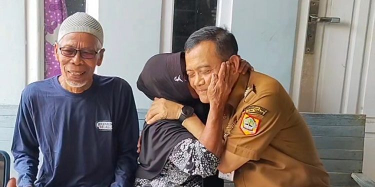 Momen Gubernur Luthfi Diciumi Warga Terdampak Banjir Rob Tunggulsari Pati
