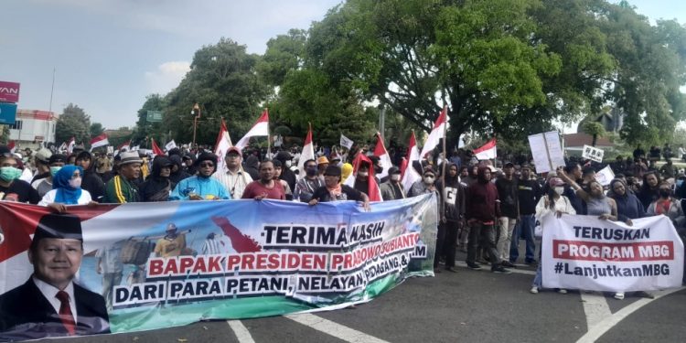 Ribuan Massa Padati Alun-Alun Pati Demi Dukung Program MBG Presiden Prabowo