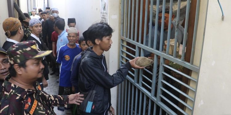 Berebut Berkah Nasi Jangkrik Sunan Kudus, Warga Rela Antre Sejak Subuh
